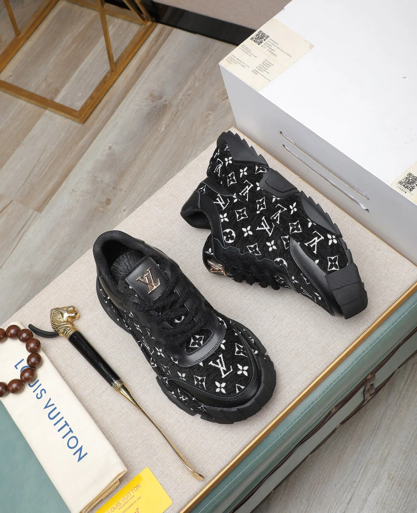 Men's shoes 💰600 LV are novel and fashionable, and the uppers are made of imported cowhide + LV special materials! Super trendy design! It’s eye-catching! The leather is soft, delicate, shiny and translucent, showing the ultimate in pure handcraftsmanship, and the mesh is soft, comfortable and breathable! Size: 39-44 (38 45 customized)